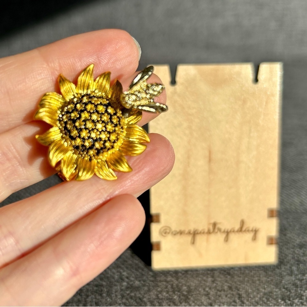 Sunflower + Bee Rhinestone Fashion Brooch, Pin, Bling, Sparkly, Yellow, Black - Picture 5 of 16